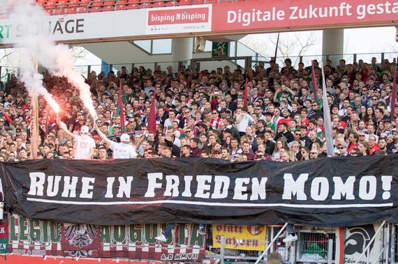 Gedenkfackeln im Gästeblock.<br />Bild: Supporters Club Nürnberg”><figcaption>Gedenkfackeln im Gästeblock.<br />Bild: Supporters Club Nürnberg</figcaption></figure>
<figure><img decoding=