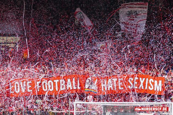 Am Ende der Kurvenshow wurden noch Konfetti- und Luftschlangen-Shooter abgeschossen.<br />Bild: nur-der-scf.de”><figcaption>Am Ende der Kurvenshow wurden noch Konfetti- und Luftschlangen-Shooter abgeschossen.<br />Bild: nur-der-scf.de</figcaption></figure>
                </div>
                
                <!-- YouTube (Meta-Feld) -->
                
            </div>
        </article>

                <script>
        (function() {
            var root = document.querySelector('.ff-single-news-gallery');
            if (!root) return;
            var slides = root.querySelectorAll('.ff-single-news-gallery-slide');
            var dots = root.querySelectorAll('.ff-single-news-gallery-dot');
            var prev = root.querySelector('.ff-single-news-gallery-prev');
            var next = root.querySelector('.ff-single-news-gallery-next');
            var n = slides.length;
            if (n < 2) return;
            var i = 0;
            function closeAllImgInfo() {
                root.querySelectorAll('.ff-fv-img-info-host.is-info-open').forEach(function(host) {
                    host.classList.remove('is-info-open');
                    var b = host.querySelector('.ff-fv-img-info-btn');
                    var p = host.querySelector('.ff-fv-img-info-panel');
                    if (b) b.setAttribute('aria-expanded', 'false');
                    if (p) p.setAttribute('aria-hidden', 'true');
                });
            }
            function show(idx) {
                closeAllImgInfo();
                i = ((idx % n) + n) % n;
                for (var s = 0; s < n; s++) {
                    if (s === i) slides[s].removeAttribute('hidden'); else slides[s].setAttribute('hidden', '');
                }
                for (var s = 0; s < dots.length; s++) {
                    dots[s].classList.toggle('is-active', s === i);
                    dots[s].setAttribute('aria-selected', s === i ? 'true' : 'false');
                }
            }
            if (prev) prev.addEventListener('click', function() { show(i - 1); });
            if (next) next.addEventListener('click', function() { show(i + 1); });
            for (var d = 0; d < dots.length; d++) {
                (function(di) { dots[di].addEventListener('click', function() { show(di); }); })(d);
            }
        })();
        </script>
        
        <!-- Kommentare -->
                <section class=