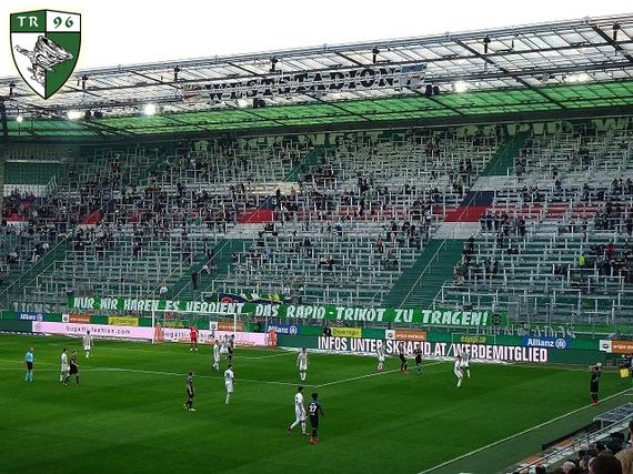Der Block West blieb in der ersten Halbzeit fast komplett leer.<br />Bild: TornadosRapid.at“><figcaption>Der Block West blieb in der ersten Halbzeit fast komplett leer.<br />Bild: TornadosRapid.at</figcaption></figure>
<figure><img decoding=