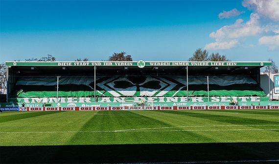 Die Choreografie auf der Nordtribüne.<br />Bild: spvgg-fuerth.com”><figcaption>Die Choreografie auf der Nordtribüne.<br />Bild: spvgg-fuerth.com</figcaption></figure>
<figure><img decoding=