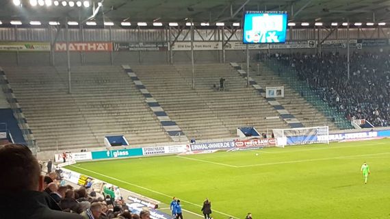 Der eigentliche Block U im Norden des Heinz-Krügel-Stadions blieb leer.<br />Bild: hoeher_schneller_breiter”><figcaption>Der eigentliche Block U im Norden des Heinz-Krügel-Stadions blieb leer.<br />Bild: hoeher_schneller_breiter</figcaption></figure>
<figure><img decoding=