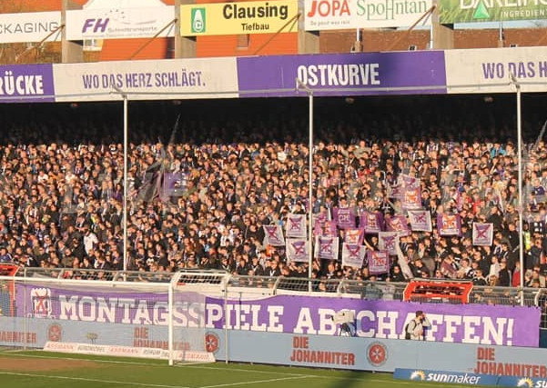 Protestaktion in der Ostkurve.<br />Bild: kurstadt_hopper”><figcaption>Protestaktion in der Ostkurve.<br />Bild: kurstadt_hopper</figcaption></figure>
<figure><img decoding=