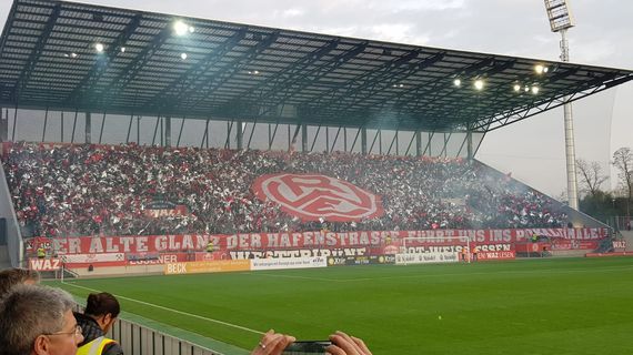 Die Choreografie auf der Westtribüne.<br />Bild: privat”><figcaption>Die Choreografie auf der Westtribüne.<br />Bild: privat</figcaption></figure>
<figure><img decoding=