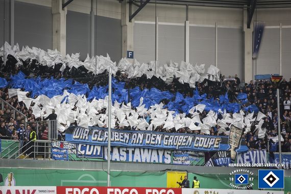 Bei der Choreografie der HSV-Ultras gab es keinen Schreibfehler, sondern ein Wortspiel.<br />Bild: hsv-ev.de”><figcaption>Bei der Choreografie der HSV-Ultras gab es keinen Schreibfehler, sondern ein Wortspiel.<br />Bild: hsv-ev.de</figcaption></figure>
<figure><img decoding=