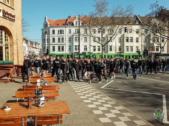 Mönchengladbacher Ultras schafften es von der Polizei unbemerkt nach Düsseldorf-Oberkassel.<br />Bild: Nordkurvenfotos.de”><figcaption>Mönchengladbacher Ultras schafften es von der Polizei unbemerkt nach Düsseldorf-Oberkassel.<br />Bild: Nordkurvenfotos.de</figcaption></figure>
<figure><img decoding=