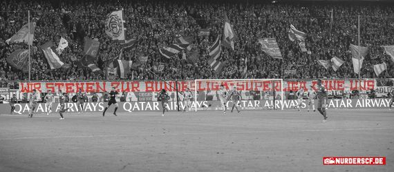 In der Südkurve München stellten FC Bayern-Fans schon in der Hinrunde klar, was sie von einer Super League halten würden.<br />Bild: nur-der-scf.de”><figcaption>In der Südkurve München stellten FC Bayern-Fans schon in der Hinrunde klar, was sie von einer Super League halten würden.<br />Bild: nur-der-scf.de</figcaption></figure>
                </div>
                
                <!-- YouTube (Meta-Feld) -->
                
            </div>
        </article>

                <script>
        (function() {
            var root = document.querySelector('.ff-single-news-gallery');
            if (!root) return;
            var slides = root.querySelectorAll('.ff-single-news-gallery-slide');
            var dots = root.querySelectorAll('.ff-single-news-gallery-dot');
            var prev = root.querySelector('.ff-single-news-gallery-prev');
            var next = root.querySelector('.ff-single-news-gallery-next');
            var n = slides.length;
            if (n < 2) return;
            var i = 0;
            function closeAllImgInfo() {
                root.querySelectorAll('.ff-fv-img-info-host.is-info-open').forEach(function(host) {
                    host.classList.remove('is-info-open');
                    var b = host.querySelector('.ff-fv-img-info-btn');
                    var p = host.querySelector('.ff-fv-img-info-panel');
                    if (b) b.setAttribute('aria-expanded', 'false');
                    if (p) p.setAttribute('aria-hidden', 'true');
                });
            }
            function show(idx) {
                closeAllImgInfo();
                i = ((idx % n) + n) % n;
                for (var s = 0; s < n; s++) {
                    if (s === i) slides[s].removeAttribute('hidden'); else slides[s].setAttribute('hidden', '');
                }
                for (var s = 0; s < dots.length; s++) {
                    dots[s].classList.toggle('is-active', s === i);
                    dots[s].setAttribute('aria-selected', s === i ? 'true' : 'false');
                }
            }
            if (prev) prev.addEventListener('click', function() { show(i - 1); });
            if (next) next.addEventListener('click', function() { show(i + 1); });
            for (var d = 0; d < dots.length; d++) {
                (function(di) { dots[di].addEventListener('click', function() { show(di); }); })(d);
            }
        })();
        </script>
        
        <!-- Kommentare -->
                <section class=