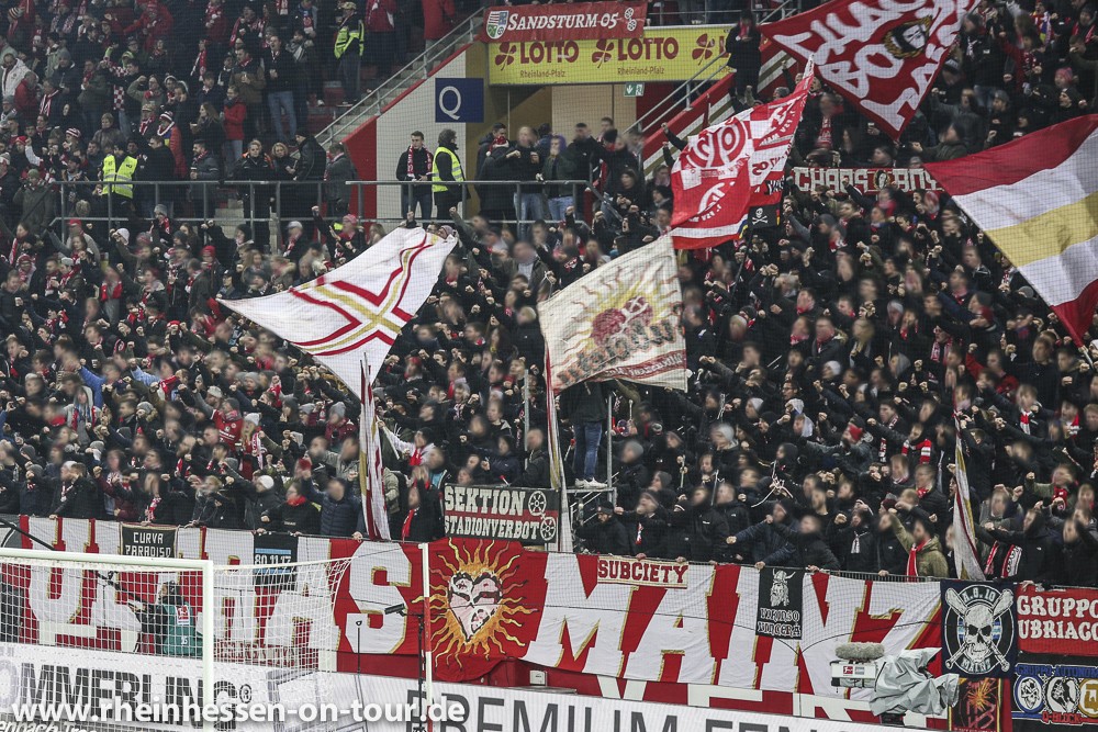Die aktive Fanszene erhofft sich vom Umbau der Rheinhessentribüne bessere Bedingungen für die Stimmung. Bild: rheinhessen-on-tour.de