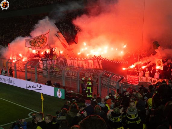 Pyroshow der Werder-Fans in Dortmund.<br />Bild: Unterwegs in Sachen Fussball – www.uisf.de”><figcaption>Pyroshow der Werder-Fans in Dortmund.<br />Bild: Unterwegs in Sachen Fussball – www.uisf.de</figcaption></figure>
<figure><img decoding=