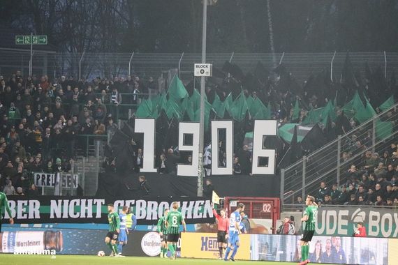 Die Choreografie in der Fiffi-Gerritzen-Kurve.<br />Bild: amafuma.de”><figcaption>Die Choreografie in der Fiffi-Gerritzen-Kurve.<br />Bild: amafuma.de</figcaption></figure>
<figure><img decoding=