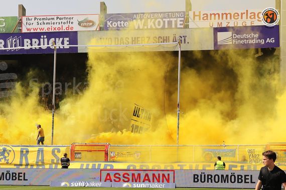 Pyroshow mit gelbem Rauch im Gästeblock.<br />Bild: Unterwegs in Sachen Fussball – www.uisf.de”><figcaption>Pyroshow mit gelbem Rauch im Gästeblock.<br />Bild: Unterwegs in Sachen Fussball – www.uisf.de</figcaption></figure>
<figure><img decoding=