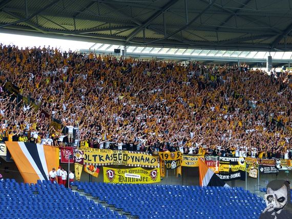 Dynamo-Fans am 11. September 2016 im Niedersachsenstadion in Hannover.<br />Bild: jokersradeberg.de”><figcaption>Dynamo-Fans am 11. September 2016 im Niedersachsenstadion in Hannover.<br />Bild: jokersradeberg.de</figcaption></figure>
<figure><img decoding=