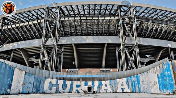 Sowohl die Ultras der Curva A, als auch der Curva B aus Neapel haben die Freundschaft nach Genua aufgekündigt.<br />Symbolbild: Unterwegs in Sachen Fussball – www.uisf.de”><figcaption>Sowohl die Ultras der Curva A, als auch der Curva B aus Neapel haben die Freundschaft nach Genua aufgekündigt.<br />Symbolbild: Unterwegs in Sachen Fussball – www.uisf.de</figcaption></figure>
                </div>
                
                <!-- YouTube (Meta-Feld) -->
                
            </div>
        </article>

                <script>
        (function() {
            var root = document.querySelector('.ff-single-news-gallery');
            if (!root) return;
            var slides = root.querySelectorAll('.ff-single-news-gallery-slide');
            var dots = root.querySelectorAll('.ff-single-news-gallery-dot');
            var prev = root.querySelector('.ff-single-news-gallery-prev');
            var next = root.querySelector('.ff-single-news-gallery-next');
            var n = slides.length;
            if (n < 2) return;
            var i = 0;
            function closeAllImgInfo() {
                root.querySelectorAll('.ff-fv-img-info-host.is-info-open').forEach(function(host) {
                    host.classList.remove('is-info-open');
                    var b = host.querySelector('.ff-fv-img-info-btn');
                    var p = host.querySelector('.ff-fv-img-info-panel');
                    if (b) b.setAttribute('aria-expanded', 'false');
                    if (p) p.setAttribute('aria-hidden', 'true');
                });
            }
            function show(idx) {
                closeAllImgInfo();
                i = ((idx % n) + n) % n;
                for (var s = 0; s < n; s++) {
                    if (s === i) slides[s].removeAttribute('hidden'); else slides[s].setAttribute('hidden', '');
                }
                for (var s = 0; s < dots.length; s++) {
                    dots[s].classList.toggle('is-active', s === i);
                    dots[s].setAttribute('aria-selected', s === i ? 'true' : 'false');
                }
            }
            if (prev) prev.addEventListener('click', function() { show(i - 1); });
            if (next) next.addEventListener('click', function() { show(i + 1); });
            for (var d = 0; d < dots.length; d++) {
                (function(di) { dots[di].addEventListener('click', function() { show(di); }); })(d);
            }
        })();
        </script>
        
        <!-- Kommentare -->
                <section class=