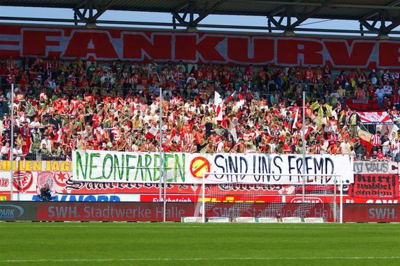 Spruchband in der HFC-Fankurve gegen neonfarbene Trikots.<br />Bild: ChemieHalle.de”><figcaption>Spruchband in der HFC-Fankurve gegen neonfarbene Trikots.<br />Bild: ChemieHalle.de</figcaption></figure>
<figure><img decoding=