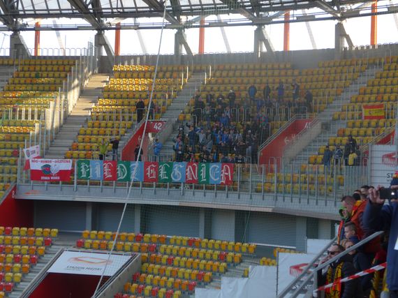 Die Gästefans von Miedź Legnica gestern in Białystok.<br />    <button type=