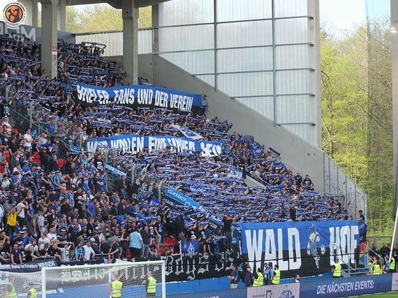 Waldhof Mannheim-Fans beim letzten Gastspiel in Offenbach.<br />Bild: Unterwegs in Sachen Fussball – www.uisf.de”><figcaption>Waldhof Mannheim-Fans beim letzten Gastspiel in Offenbach.<br />Bild: Unterwegs in Sachen Fussball – www.uisf.de</figcaption></figure>
                </div>
                
                <!-- YouTube (Meta-Feld) -->
                
            </div>
        </article>

                <script>
        (function() {
            var root = document.querySelector('.ff-single-news-gallery');
            if (!root) return;
            var slides = root.querySelectorAll('.ff-single-news-gallery-slide');
            var dots = root.querySelectorAll('.ff-single-news-gallery-dot');
            var prev = root.querySelector('.ff-single-news-gallery-prev');
            var next = root.querySelector('.ff-single-news-gallery-next');
            var n = slides.length;
            if (n < 2) return;
            var i = 0;
            function closeAllImgInfo() {
                root.querySelectorAll('.ff-fv-img-info-host.is-info-open').forEach(function(host) {
                    host.classList.remove('is-info-open');
                    var b = host.querySelector('.ff-fv-img-info-btn');
                    var p = host.querySelector('.ff-fv-img-info-panel');
                    if (b) b.setAttribute('aria-expanded', 'false');
                    if (p) p.setAttribute('aria-hidden', 'true');
                });
            }
            function show(idx) {
                closeAllImgInfo();
                i = ((idx % n) + n) % n;
                for (var s = 0; s < n; s++) {
                    if (s === i) slides[s].removeAttribute('hidden'); else slides[s].setAttribute('hidden', '');
                }
                for (var s = 0; s < dots.length; s++) {
                    dots[s].classList.toggle('is-active', s === i);
                    dots[s].setAttribute('aria-selected', s === i ? 'true' : 'false');
                }
            }
            if (prev) prev.addEventListener('click', function() { show(i - 1); });
            if (next) next.addEventListener('click', function() { show(i + 1); });
            for (var d = 0; d < dots.length; d++) {
                (function(di) { dots[di].addEventListener('click', function() { show(di); }); })(d);
            }
        })();
        </script>
        
        <!-- Kommentare -->
                <section class=