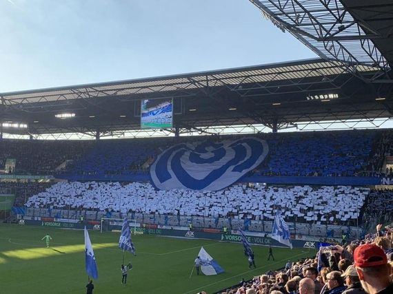 Der 1. Teil der Choreografie.<br />Bild: oft_unterwegs”><figcaption>Der 1. Teil der Choreografie.<br />Bild: oft_unterwegs</figcaption></figure>
<figure><img decoding=