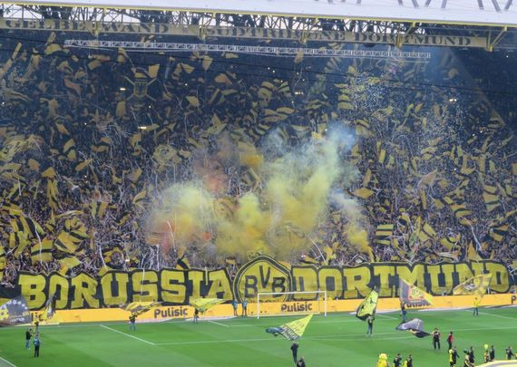 Auf der Südtribüne Dortmund soll es am Samstag wieder ein Chaos-Intro geben.<br />Bild: Susanneblondundblau”><figcaption>Auf der Südtribüne Dortmund soll es am Samstag wieder ein Chaos-Intro geben.<br />Bild: Susanneblondundblau</figcaption></figure>
<figure><img decoding=