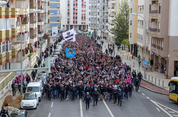 Der Marsch der SGE-Fans.<br />Bild: Eintracht-Online.net”><figcaption>Der Marsch der SGE-Fans.<br />Bild: Eintracht-Online.net</figcaption></figure>
<figure><img decoding=