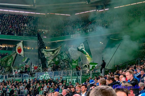 Knapp 15.000 Werder-Fans feierten zuletzt auf Schalke den Einzug ins Halbfinale.<br />Bild: Sportfotografie UBfoto”><figcaption>Knapp 15.000 Werder-Fans feierten zuletzt auf Schalke den Einzug ins Halbfinale.<br />Bild: Sportfotografie UBfoto</figcaption></figure>
                </div>
                
                <!-- YouTube (Meta-Feld) -->
                
            </div>
        </article>

                <script>
        (function() {
            var root = document.querySelector('.ff-single-news-gallery');
            if (!root) return;
            var slides = root.querySelectorAll('.ff-single-news-gallery-slide');
            var dots = root.querySelectorAll('.ff-single-news-gallery-dot');
            var prev = root.querySelector('.ff-single-news-gallery-prev');
            var next = root.querySelector('.ff-single-news-gallery-next');
            var n = slides.length;
            if (n < 2) return;
            var i = 0;
            function closeAllImgInfo() {
                root.querySelectorAll('.ff-fv-img-info-host.is-info-open').forEach(function(host) {
                    host.classList.remove('is-info-open');
                    var b = host.querySelector('.ff-fv-img-info-btn');
                    var p = host.querySelector('.ff-fv-img-info-panel');
                    if (b) b.setAttribute('aria-expanded', 'false');
                    if (p) p.setAttribute('aria-hidden', 'true');
                });
            }
            function show(idx) {
                closeAllImgInfo();
                i = ((idx % n) + n) % n;
                for (var s = 0; s < n; s++) {
                    if (s === i) slides[s].removeAttribute('hidden'); else slides[s].setAttribute('hidden', '');
                }
                for (var s = 0; s < dots.length; s++) {
                    dots[s].classList.toggle('is-active', s === i);
                    dots[s].setAttribute('aria-selected', s === i ? 'true' : 'false');
                }
            }
            if (prev) prev.addEventListener('click', function() { show(i - 1); });
            if (next) next.addEventListener('click', function() { show(i + 1); });
            for (var d = 0; d < dots.length; d++) {
                (function(di) { dots[di].addEventListener('click', function() { show(di); }); })(d);
            }
        })();
        </script>
        
        <!-- Kommentare -->
                <section class=