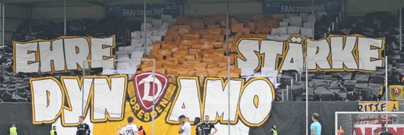 Die Choreografie im Gästeblock.<br />Bild: Fußball-News Saarland”><figcaption>Die Choreografie im Gästeblock.<br />Bild: Fußball-News Saarland</figcaption></figure>
<figure><img decoding=