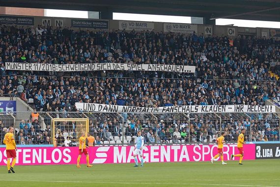 Das Spruchband in der Stehhalle.<br />Bild: Anne Wild”><figcaption>Das Spruchband in der Stehhalle.<br />Bild: Anne Wild</figcaption></figure>
<figure><img decoding=