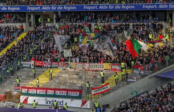 So positionierten sich die FCA-Fans gestern im Gästeblock in Frankfurt.<br />Bild: Eintracht-Online.net”><figcaption>So positionierten sich die FCA-Fans gestern im Gästeblock in Frankfurt.<br />Bild: Eintracht-Online.net</figcaption></figure>
<figure><img decoding=