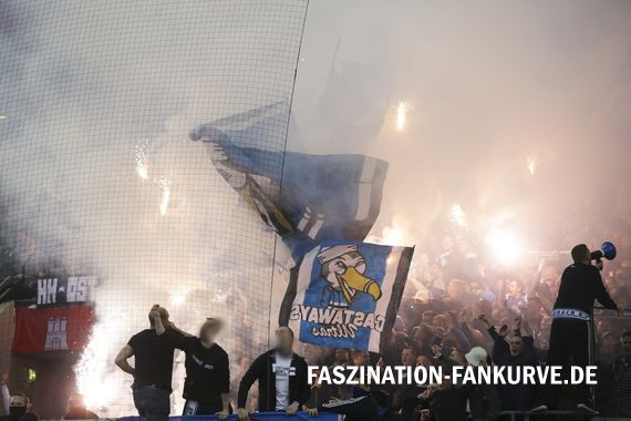 Die Pyroshow der HSV-Ultras.<br />Bild: Faszination Fankurve”><figcaption>Die Pyroshow der HSV-Ultras.<br />Bild: Faszination Fankurve</figcaption></figure>
<figure><img decoding=