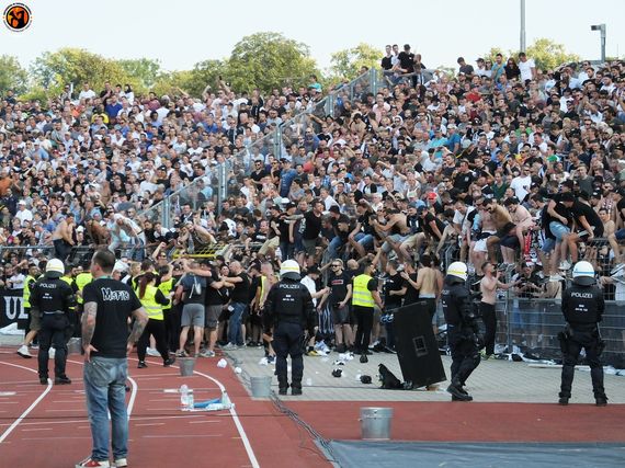 Der SSV Ulm 1846 warf in dieser Saison in der 1. Runde im DFB-Pokal den amtierenden Pokalsieger aus Frankfurt raus. Nun hofft man erneut auf den Einzug in den DFB-Pokal.<br />Bild: Unterwegs in Sachen Fussball – www.uisf.de”><figcaption>Der SSV Ulm 1846 warf in dieser Saison in der 1. Runde im DFB-Pokal den amtierenden Pokalsieger aus Frankfurt raus. Nun hofft man erneut auf den Einzug in den DFB-Pokal.<br />Bild: Unterwegs in Sachen Fussball – www.uisf.de</figcaption></figure>
                </div>
                
                <!-- YouTube (Meta-Feld) -->
                
            </div>
        </article>

                <script>
        (function() {
            var root = document.querySelector('.ff-single-news-gallery');
            if (!root) return;
            var slides = root.querySelectorAll('.ff-single-news-gallery-slide');
            var dots = root.querySelectorAll('.ff-single-news-gallery-dot');
            var prev = root.querySelector('.ff-single-news-gallery-prev');
            var next = root.querySelector('.ff-single-news-gallery-next');
            var n = slides.length;
            if (n < 2) return;
            var i = 0;
            function closeAllImgInfo() {
                root.querySelectorAll('.ff-fv-img-info-host.is-info-open').forEach(function(host) {
                    host.classList.remove('is-info-open');
                    var b = host.querySelector('.ff-fv-img-info-btn');
                    var p = host.querySelector('.ff-fv-img-info-panel');
                    if (b) b.setAttribute('aria-expanded', 'false');
                    if (p) p.setAttribute('aria-hidden', 'true');
                });
            }
            function show(idx) {
                closeAllImgInfo();
                i = ((idx % n) + n) % n;
                for (var s = 0; s < n; s++) {
                    if (s === i) slides[s].removeAttribute('hidden'); else slides[s].setAttribute('hidden', '');
                }
                for (var s = 0; s < dots.length; s++) {
                    dots[s].classList.toggle('is-active', s === i);
                    dots[s].setAttribute('aria-selected', s === i ? 'true' : 'false');
                }
            }
            if (prev) prev.addEventListener('click', function() { show(i - 1); });
            if (next) next.addEventListener('click', function() { show(i + 1); });
            for (var d = 0; d < dots.length; d++) {
                (function(di) { dots[di].addEventListener('click', function() { show(di); }); })(d);
            }
        })();
        </script>
        
        <!-- Kommentare -->
                <section class=