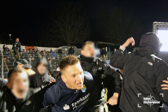 Jubel der CFC-Fans nach Abpfiff in Nordhausen.<br />Bild: fokusfischerwiese.com”><figcaption>Jubel der CFC-Fans nach Abpfiff in Nordhausen.<br />Bild: fokusfischerwiese.com</figcaption></figure>
<figure><img decoding=