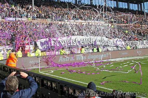 Erzgebirge Aue-Fans warfen auf St. Pauli mehrfach Papierrollen auf das Spielfeld.<br />Bild: Veilchenpower.de”><figcaption>Erzgebirge Aue-Fans warfen auf St. Pauli mehrfach Papierrollen auf das Spielfeld.<br />Bild: Veilchenpower.de</figcaption></figure>
<figure><img decoding=