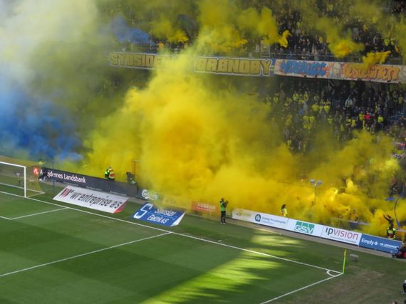Beide Fanszenen zündeten mehrfach Pyrotechnik.<br />    <button type=
