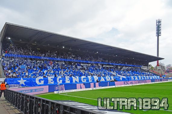 Mit dieser Aktion verabschiedeten sich die KSC-Fans von der Gegengerade.<br />Bild: ULTRA1894.de”><figcaption>Mit dieser Aktion verabschiedeten sich die KSC-Fans von der Gegengerade.<br />Bild: ULTRA1894.de</figcaption></figure>
<figure><img decoding=