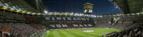 Die Choreografie im Waldstadion.<br />Bild: Eintracht-Online.net”><figcaption>Die Choreografie im Waldstadion.<br />Bild: Eintracht-Online.net</figcaption></figure>
<figure><img decoding=
