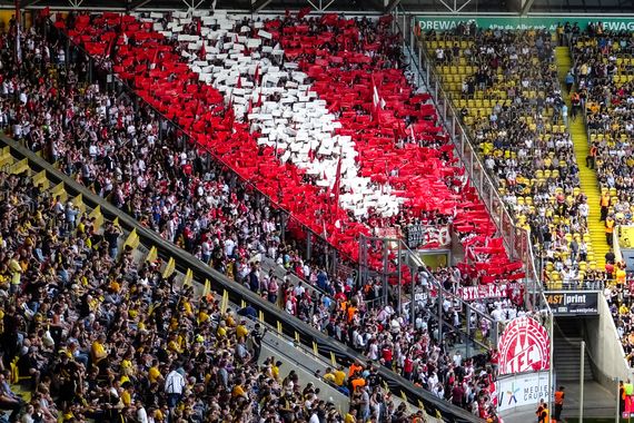 Der 1. Teil der Choreografie der Coloniacs.<br />Bild: ellesseimwunderland”><figcaption>Der 1. Teil der Choreografie der Coloniacs.<br />Bild: ellesseimwunderland</figcaption></figure>
<figure><img decoding=