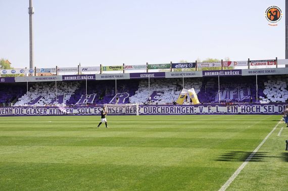 Die Choreografie zu 120 Jahren VfL Osnabrück.<br />Bild: Unterwegs in Sachen Fussball – www.uisf.de”><figcaption>Die Choreografie zu 120 Jahren VfL Osnabrück.<br />Bild: Unterwegs in Sachen Fussball – www.uisf.de</figcaption></figure>
<figure><img decoding=