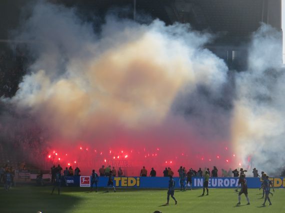 Die Pyroshow im Gästeblock.<br />Bild: herthaauswaerts.com”><figcaption>Die Pyroshow im Gästeblock.<br />Bild: herthaauswaerts.com</figcaption></figure>
<figure><img decoding=