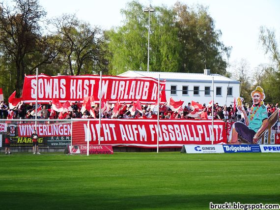 Die Choreografie der FC Bayern-Fans in Memmingen.<br />Bild: brucki.blogspot.com”><figcaption>Die Choreografie der FC Bayern-Fans in Memmingen.<br />Bild: brucki.blogspot.com</figcaption></figure>
<figure><img decoding=