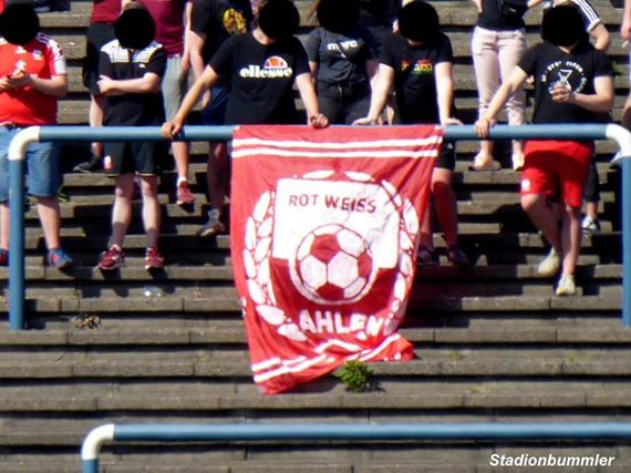 Hier stehen die Rot Weiss Ahlen-Fans in Herne noch hinter der Zaunfahne, die kurze Zeit später geklaut wurde.<br />Bild: Stadionbummler”><figcaption>Hier stehen die Rot Weiss Ahlen-Fans in Herne noch hinter der Zaunfahne, die kurze Zeit später geklaut wurde.<br />Bild: Stadionbummler</figcaption></figure>
<figure><img decoding=