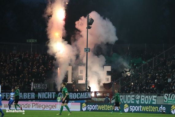 Beim Heimspiel gegen Meppen wurde in Block O Pyrotechnik abgebrannt und Feuerwerksraketen entzündet.<br />Bild: amafuma.de”><figcaption>Beim Heimspiel gegen Meppen wurde in Block O Pyrotechnik abgebrannt und Feuerwerksraketen entzündet.<br />Bild: amafuma.de</figcaption></figure>
<figure><img decoding=