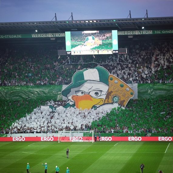 Die Choreografie in der Ostkurve.<br />Bild: Fanzine Grober Schnitzer”><figcaption>Die Choreografie in der Ostkurve.<br />Bild: Fanzine Grober Schnitzer</figcaption></figure>
<figure><img decoding=