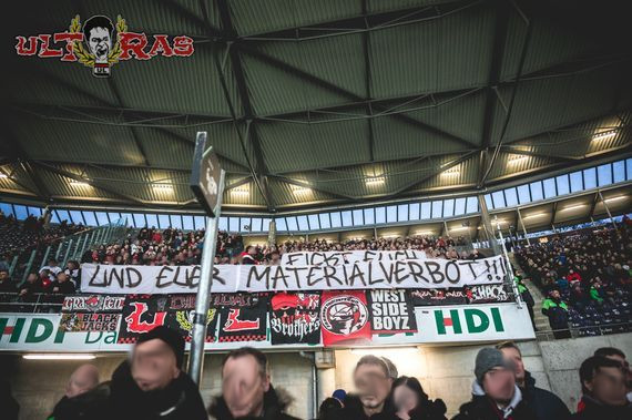 Materialverbote sorgen weiterhin für Unmut bei aktiven Fußballfans.<br />Bild: Ultras-Leverkusen.de”><figcaption>Materialverbote sorgen weiterhin für Unmut bei aktiven Fußballfans.<br />Bild: Ultras-Leverkusen.de</figcaption></figure>
<figure><img decoding=
