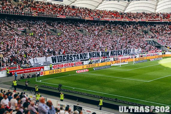 In Bayern, Baden-Württemberg und vielen anderen Bundesländern sprechen sich aktive Fußballfans gegen die Verschärfung von Polizeigesetzen aus.<br />Bild: blog.schwabensturm02.net”><figcaption>In Bayern, Baden-Württemberg und vielen anderen Bundesländern sprechen sich aktive Fußballfans gegen die Verschärfung von Polizeigesetzen aus.<br />Bild: blog.schwabensturm02.net</figcaption></figure>
                </div>
                
                <!-- YouTube (Meta-Feld) -->
                
            </div>
        </article>

                <script>
        (function() {
            var root = document.querySelector('.ff-single-news-gallery');
            if (!root) return;
            var slides = root.querySelectorAll('.ff-single-news-gallery-slide');
            var dots = root.querySelectorAll('.ff-single-news-gallery-dot');
            var prev = root.querySelector('.ff-single-news-gallery-prev');
            var next = root.querySelector('.ff-single-news-gallery-next');
            var n = slides.length;
            if (n < 2) return;
            var i = 0;
            function closeAllImgInfo() {
                root.querySelectorAll('.ff-fv-img-info-host.is-info-open').forEach(function(host) {
                    host.classList.remove('is-info-open');
                    var b = host.querySelector('.ff-fv-img-info-btn');
                    var p = host.querySelector('.ff-fv-img-info-panel');
                    if (b) b.setAttribute('aria-expanded', 'false');
                    if (p) p.setAttribute('aria-hidden', 'true');
                });
            }
            function show(idx) {
                closeAllImgInfo();
                i = ((idx % n) + n) % n;
                for (var s = 0; s < n; s++) {
                    if (s === i) slides[s].removeAttribute('hidden'); else slides[s].setAttribute('hidden', '');
                }
                for (var s = 0; s < dots.length; s++) {
                    dots[s].classList.toggle('is-active', s === i);
                    dots[s].setAttribute('aria-selected', s === i ? 'true' : 'false');
                }
            }
            if (prev) prev.addEventListener('click', function() { show(i - 1); });
            if (next) next.addEventListener('click', function() { show(i + 1); });
            for (var d = 0; d < dots.length; d++) {
                (function(di) { dots[di].addEventListener('click', function() { show(di); }); })(d);
            }
        })();
        </script>
        
        <!-- Kommentare -->
                <section class=