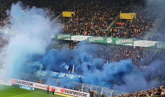 Die Pyroaktion im Gästeblock.<br />Bild: Susanne Blondundblau”><figcaption>Die Pyroaktion im Gästeblock.<br />Bild: Susanne Blondundblau</figcaption></figure>
<figure><img decoding=