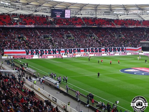 Die zentrale Botschaft vor der Cannstatter Kurve.<br />Bild: timo0711.blogspot.de”><figcaption>Die zentrale Botschaft vor der Cannstatter Kurve.<br />Bild: timo0711.blogspot.de</figcaption></figure>
<figure><img decoding=