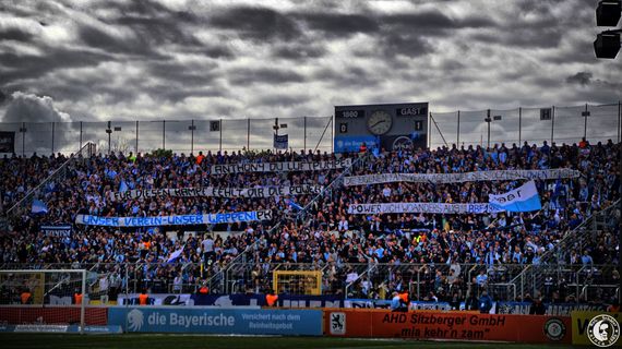 Plakate in der Westkurve als Reaktion auf Abmahnungen.<br />Bild: Roli Schäfer”><figcaption>Plakate in der Westkurve als Reaktion auf Abmahnungen.<br />Bild: Roli Schäfer</figcaption></figure>
<figure><img decoding=