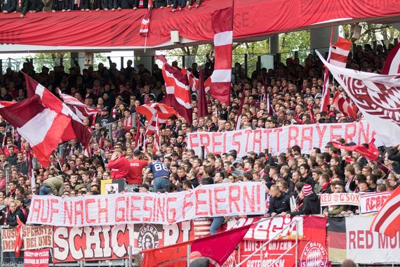 Spruchband der FC Bayern-Fans thematisierte die freundschaftlichen Kontakte von FCN- mit TSV 1860 München-Fans und die gleichzeitige Abneigung gegen Bayern und die Landeshauptstadt München.<br />Bild: Supporters Club 1. FC Nürnberg”><figcaption>Spruchband der FC Bayern-Fans thematisierte die freundschaftlichen Kontakte von FCN- mit TSV 1860 München-Fans und die gleichzeitige Abneigung gegen Bayern und die Landeshauptstadt München.<br />Bild: Supporters Club 1. FC Nürnberg</figcaption></figure>
<figure><img decoding=