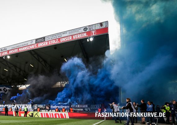 Die Pyroshow im Gästeblock.<br />Bild: Faszination Fankurve”><figcaption>Die Pyroshow im Gästeblock.<br />Bild: Faszination Fankurve</figcaption></figure>
<figure><img decoding=