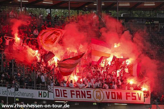 Die Pyroshow der in Weiß gekleideten Ultras vom 1. FSV Mainz 05. Bild: rheinhessen-on-tour.de