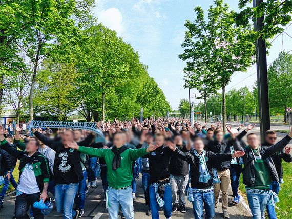 Der Marsch der Gästefans vom Bahnhof zum Stadion.<br />Bild: spvgg-fuerth.com”><figcaption>Der Marsch der Gästefans vom Bahnhof zum Stadion.<br />Bild: spvgg-fuerth.com</figcaption></figure>
<figure><img decoding=