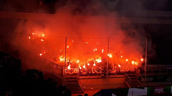 Die Pyroshow vor Anpfiff im Gästeblock.<br />Bild: fotoblog-fankurve.net”><figcaption>Die Pyroshow vor Anpfiff im Gästeblock.<br />Bild: fotoblog-fankurve.net</figcaption></figure>
                </div>
                
                <!-- YouTube (Meta-Feld) -->
                
            </div>
        </article>

                <script>
        (function() {
            var root = document.querySelector('.ff-single-news-gallery');
            if (!root) return;
            var slides = root.querySelectorAll('.ff-single-news-gallery-slide');
            var dots = root.querySelectorAll('.ff-single-news-gallery-dot');
            var prev = root.querySelector('.ff-single-news-gallery-prev');
            var next = root.querySelector('.ff-single-news-gallery-next');
            var n = slides.length;
            if (n < 2) return;
            var i = 0;
            function closeAllImgInfo() {
                root.querySelectorAll('.ff-fv-img-info-host.is-info-open').forEach(function(host) {
                    host.classList.remove('is-info-open');
                    var b = host.querySelector('.ff-fv-img-info-btn');
                    var p = host.querySelector('.ff-fv-img-info-panel');
                    if (b) b.setAttribute('aria-expanded', 'false');
                    if (p) p.setAttribute('aria-hidden', 'true');
                });
            }
            function show(idx) {
                closeAllImgInfo();
                i = ((idx % n) + n) % n;
                for (var s = 0; s < n; s++) {
                    if (s === i) slides[s].removeAttribute('hidden'); else slides[s].setAttribute('hidden', '');
                }
                for (var s = 0; s < dots.length; s++) {
                    dots[s].classList.toggle('is-active', s === i);
                    dots[s].setAttribute('aria-selected', s === i ? 'true' : 'false');
                }
            }
            if (prev) prev.addEventListener('click', function() { show(i - 1); });
            if (next) next.addEventListener('click', function() { show(i + 1); });
            for (var d = 0; d < dots.length; d++) {
                (function(di) { dots[di].addEventListener('click', function() { show(di); }); })(d);
            }
        })();
        </script>
        
        <!-- Kommentare -->
                <section class=